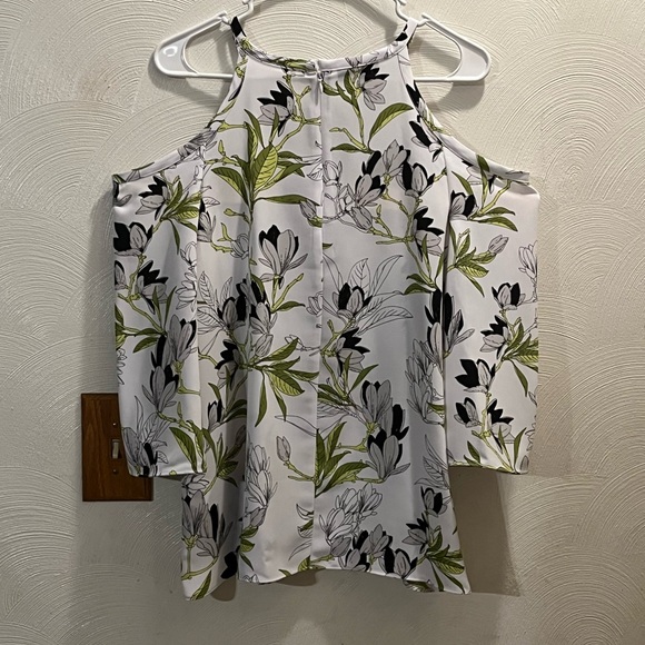 Alfani Off the Shoulder Sleeve Blouse. Size Small. Front Center V keyhole. - Picture 4 of 6